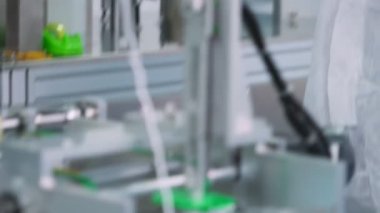 Modern fabrikada yüz maskesi üretim hattı