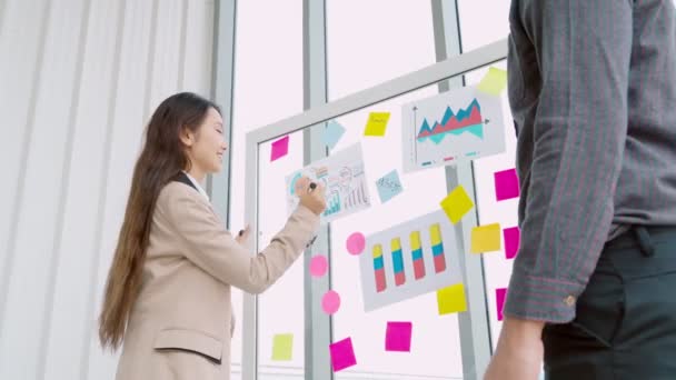 Empresários trabalham no conselho de planejamento de projetos — Vídeo de Stock