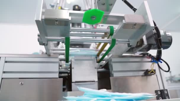 近代的な工場でのフェイスマスク生産ライン — ストック動画
