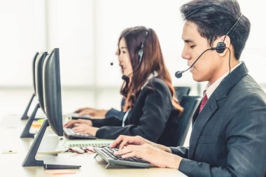 Ofiste çalışan kulaklık takan iş adamları.