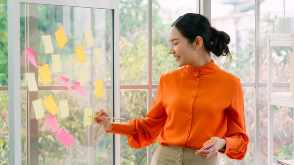 Business people work on project planning board — Stock Photo, Image