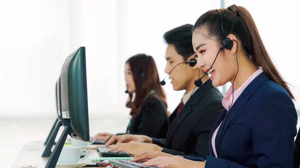 Geschäftsleute mit Headset arbeiten im Büro — Stockfoto