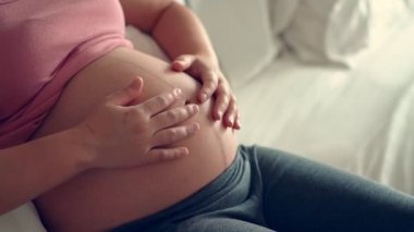 Mutlu hamile bir kadın ve evde bebek bekliyor..