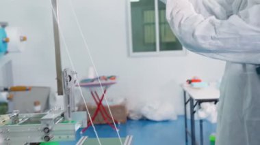 Modern fabrikada yüz maskesi üretim hattı