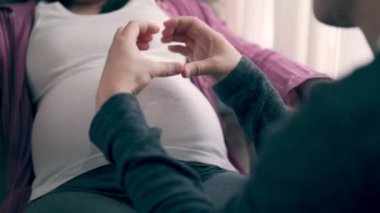 Hamile çift aşkı hisseder ve evde dinlenir..