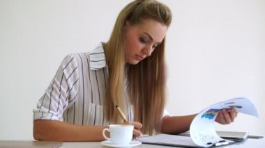 Modern ofiste çalışan sarışın bir iş kadını..