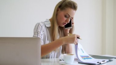 Modern ofiste çalışan sarışın bir iş kadını..