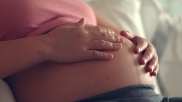 Bonne femme enceinte et attend bébé à la maison. — Video