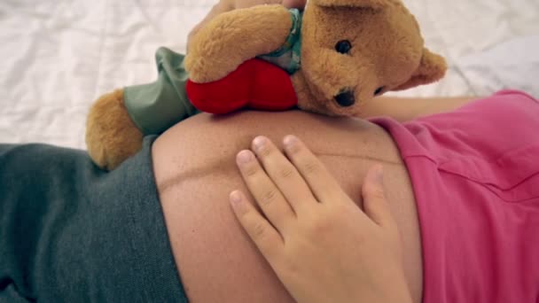 幸せな妊娠中の女性ベッドルームでベッドで寝て. — ストック動画