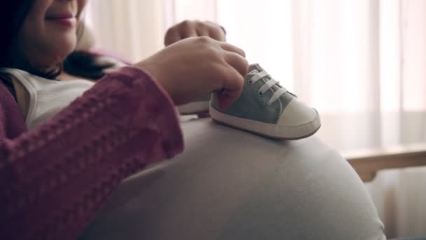 Gelukkig zwangere vrouw en verwacht baby thuis. — Stockvideo