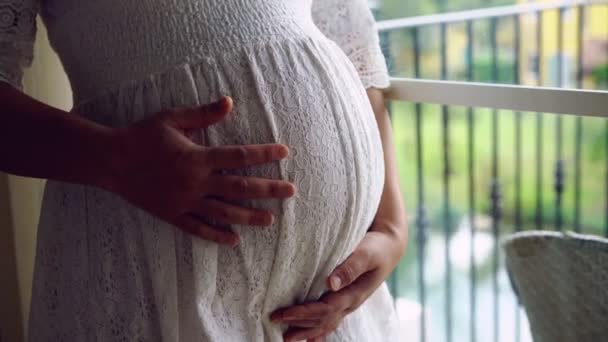 Gelukkig zwangere vrouw en verwacht baby thuis. — Stockvideo