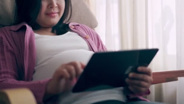 Bonne femme enceinte et attend bébé à la maison. — Video