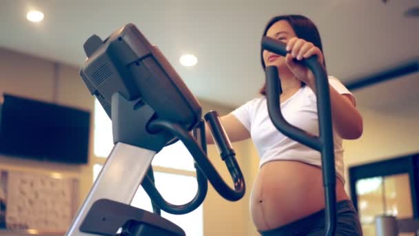 在健身中心积极锻炼的孕妇. — 图库视频影像