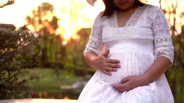 Donna incinta si sente felice a casa giardino. — Video Stock