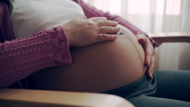 Mujer embarazada feliz y esperando un bebé en casa. — Vídeos de Stock