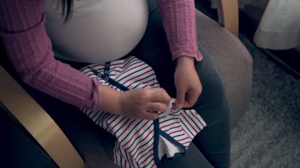 Boldog terhes nő és várandós baba otthon. — Stock videók