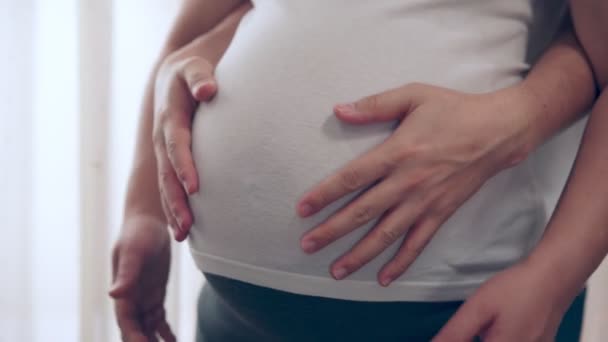 Gravida par känner kärlek och koppla av hemma. — Stockvideo