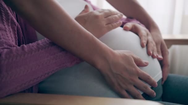 Έγκυος ζευγάρι αισθάνεται αγάπη και να χαλαρώσετε στο σπίτι. — Αρχείο Βίντεο