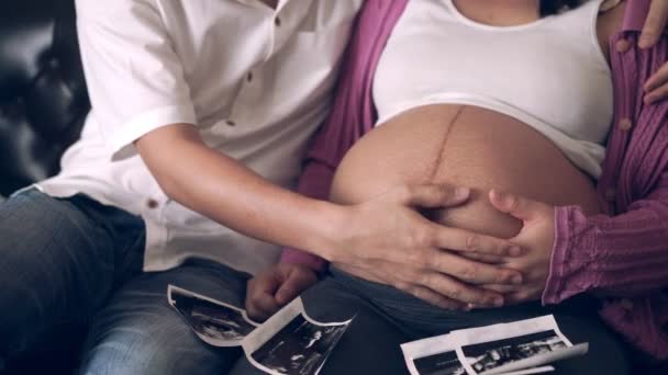 Gravida par känner kärlek och koppla av hemma. — Stockvideo