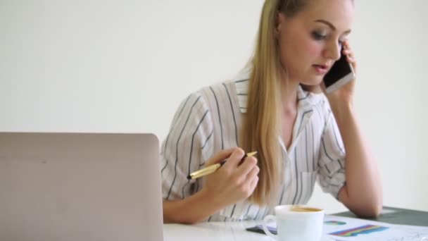 Mujer rubia de negocios que trabaja en la oficina moderna. — Vídeos de Stock