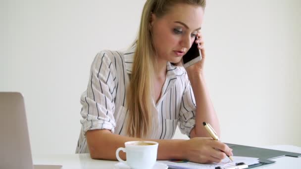 Blond affärskvinna på modernt kontor. — Stockvideo