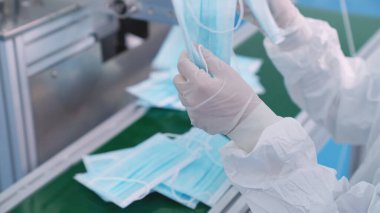 Modern fabrikada yüz maskesi üretim hattı