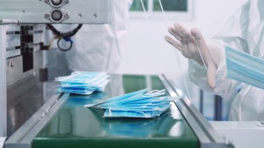 Modern fabrikada yüz maskesi üretim hattı