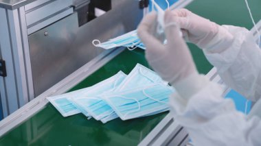 Modern fabrikada yüz maskesi üretim hattı