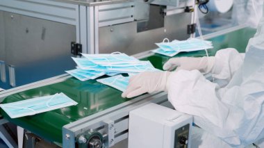 Modern fabrikada yüz maskesi üretim hattı