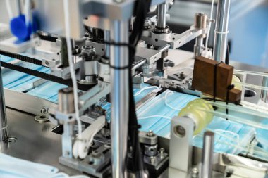 Modern fabrikada yüz maskesi üretim hattı