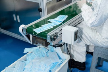 Modern fabrikada yüz maskesi üretim hattı