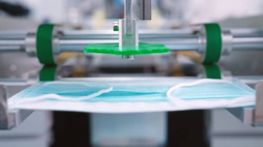 Modern fabrikada yüz maskesi üretim hattı