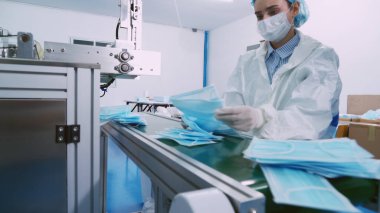 Modern fabrikada yüz maskesi üretim hattı