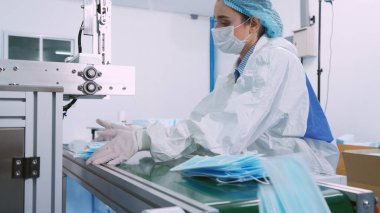 Modern fabrikada yüz maskesi üretim hattı