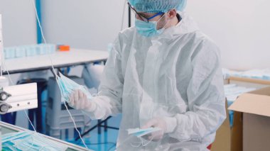 Modern fabrikada yüz maskesi üretim hattı