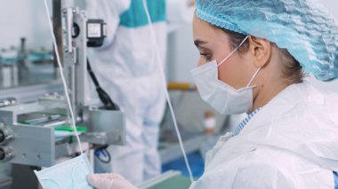 Modern fabrikada yüz maskesi üretim hattı