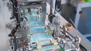 Modern fabrikada yüz maskesi üretim hattı