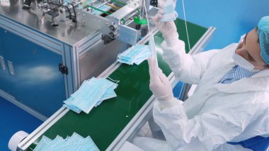 Modern fabrikada yüz maskesi üretim hattı