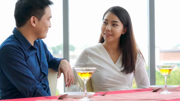 Glückliches romantisches Paar beim Mittagessen im Restaurant — Stockfoto