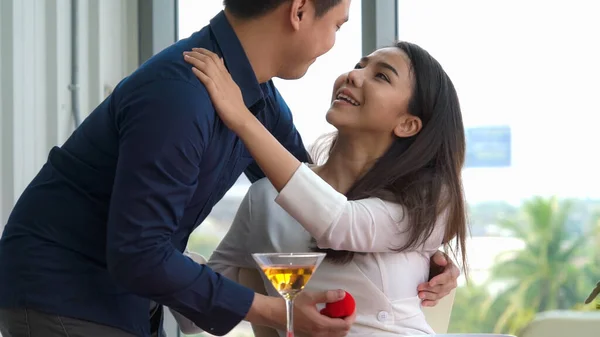 Glückliches romantisches Paar beim Mittagessen im Restaurant — Stockfoto