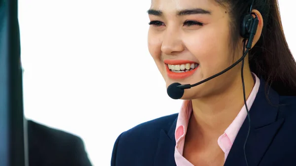 Gente de negocios con auriculares trabajando en la oficina — Foto de Stock