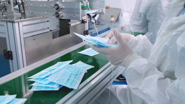 Modern fabrikada yüz maskesi üretim hattı