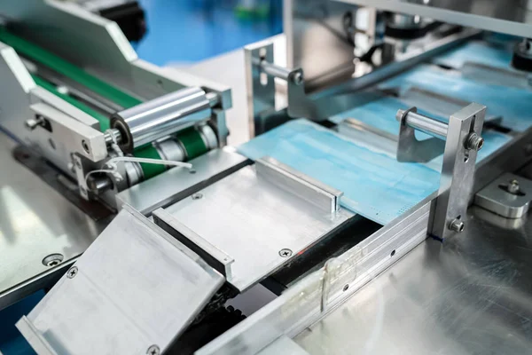 Modern fabrikada yüz maskesi üretim hattı