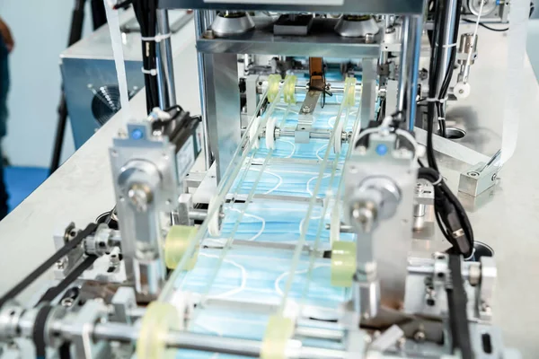 Modern fabrikada yüz maskesi üretim hattı