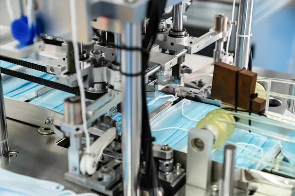 Modern fabrikada yüz maskesi üretim hattı