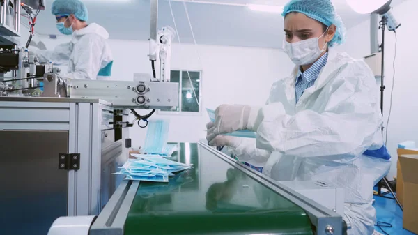 Modern fabrikada yüz maskesi üretim hattı