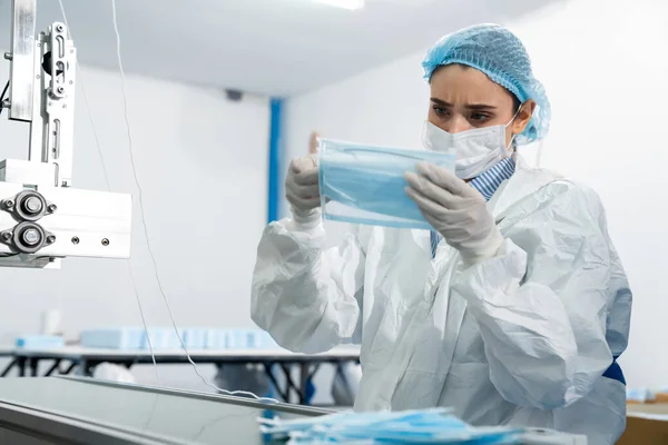 Ansiktsmask produktionslinje i modern fabrik — Stockfoto