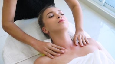 Kadın terapist omuz masajı yaptırıyor..