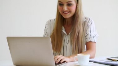 Modern ofiste çalışan sarışın bir iş kadını..