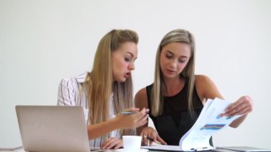 Modern ofiste çalışan sarışın bir iş kadını..